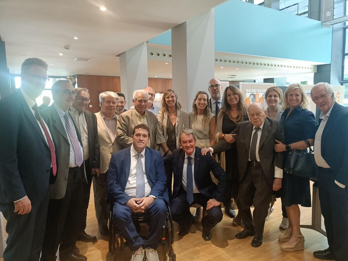 Una foto de grup en l'acte de cessió del fons de CDC a l'Arxiu Nacional de Catalunya