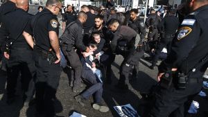 Judíos ultraortodoxos protestan contra el reclutamiento en el Ejército israelí.