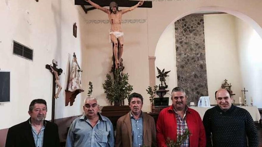 Representantes de la hermandad del Bendito Cristo de Sarracín.