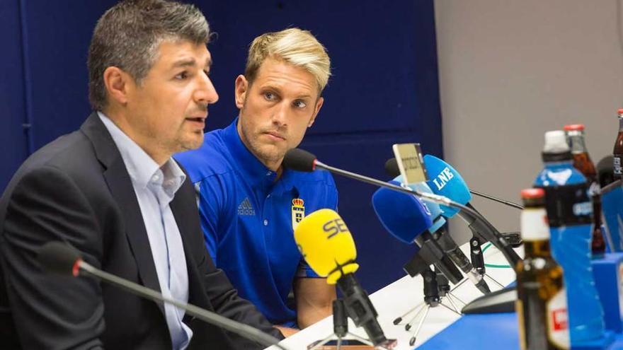 César Martín presenta a Carlos Hernández, ayer, ante los medios.