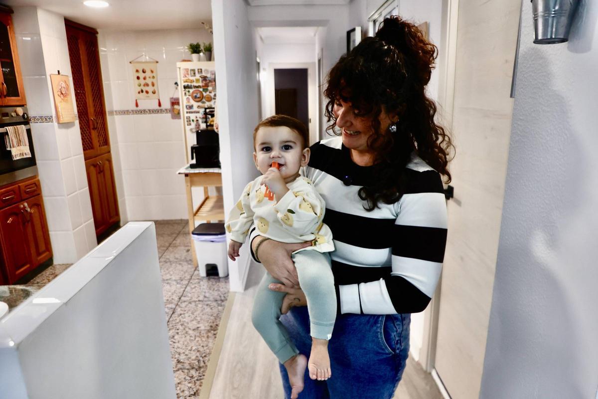 Raquel y su hijo Roc en su casa de Silla, casi un año después de su nacimiento la noche de la dana.