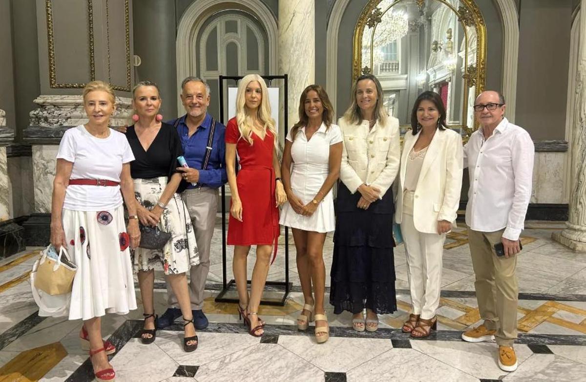 Paula Llobet y Ángela Pla con Mayrén Beneyto, Eva Marcellán, Vicente Gracía, Natalia Martínez, Carmen Alcayde, Alfredo Esteve