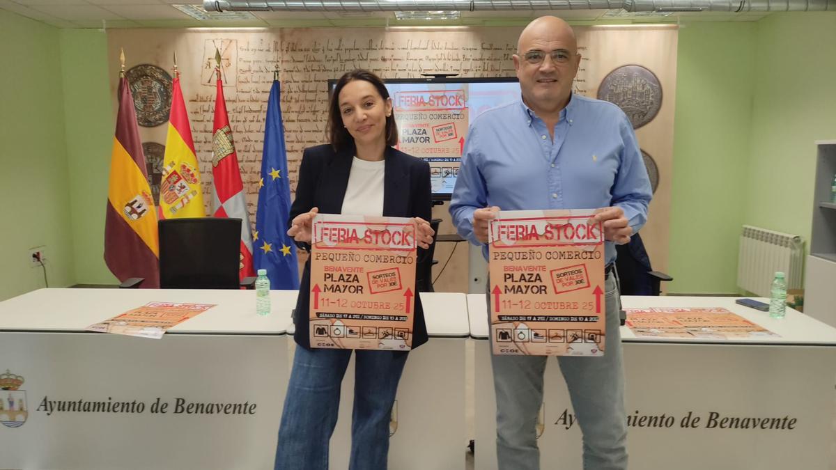 La concejala de Comercio, Sara Casquero, y el vicepresidente de CEOE-Cepyme Benavente, Ernesto Cadenas, tras la presentación.