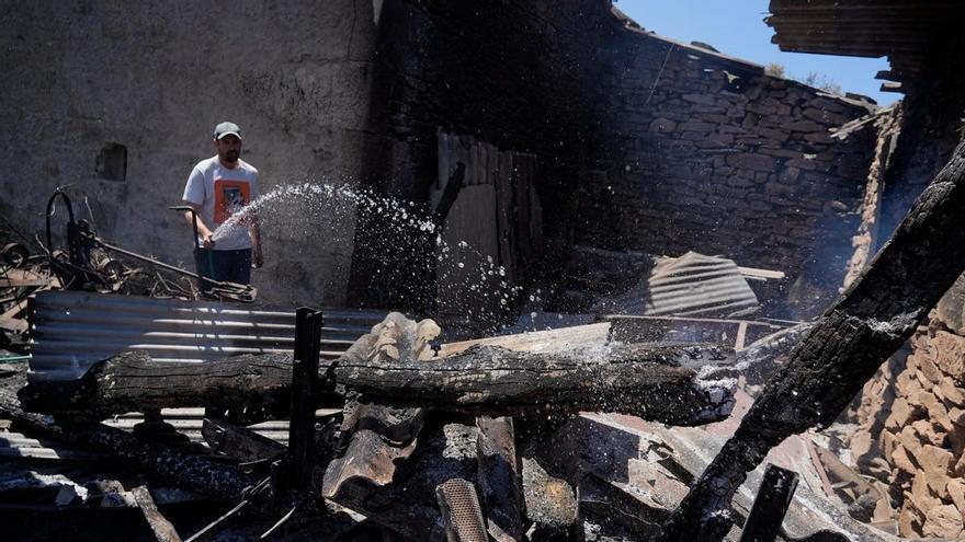 Una casa se ve gravemente afectada por las llamas en Fornillos de Fermoselle