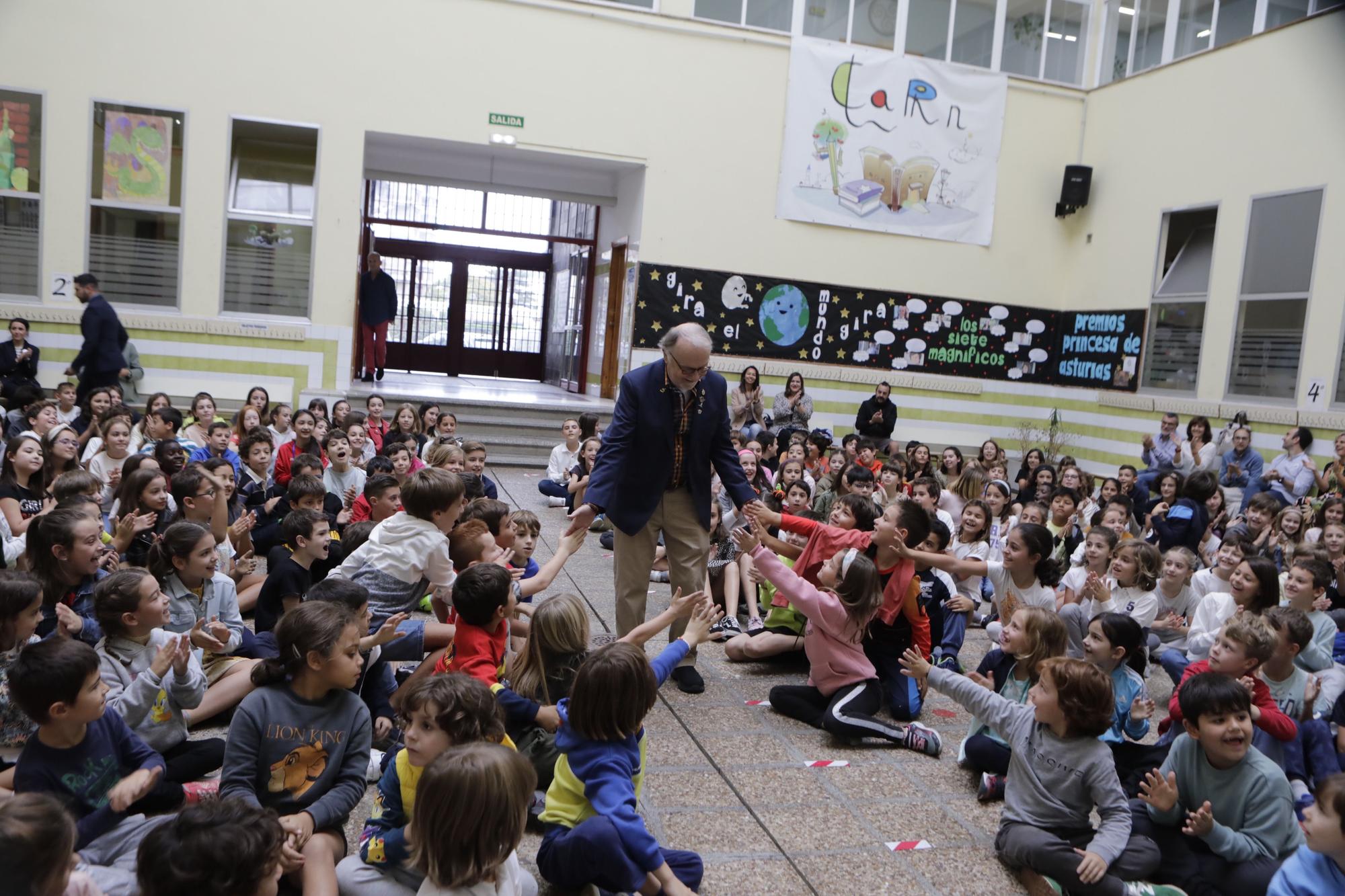 EN IMÁGENES: Philip Felgner, uno de los padres de la vacuna contra el covid, vuelve a Asturias y visita el colegio Clarin en Gijón