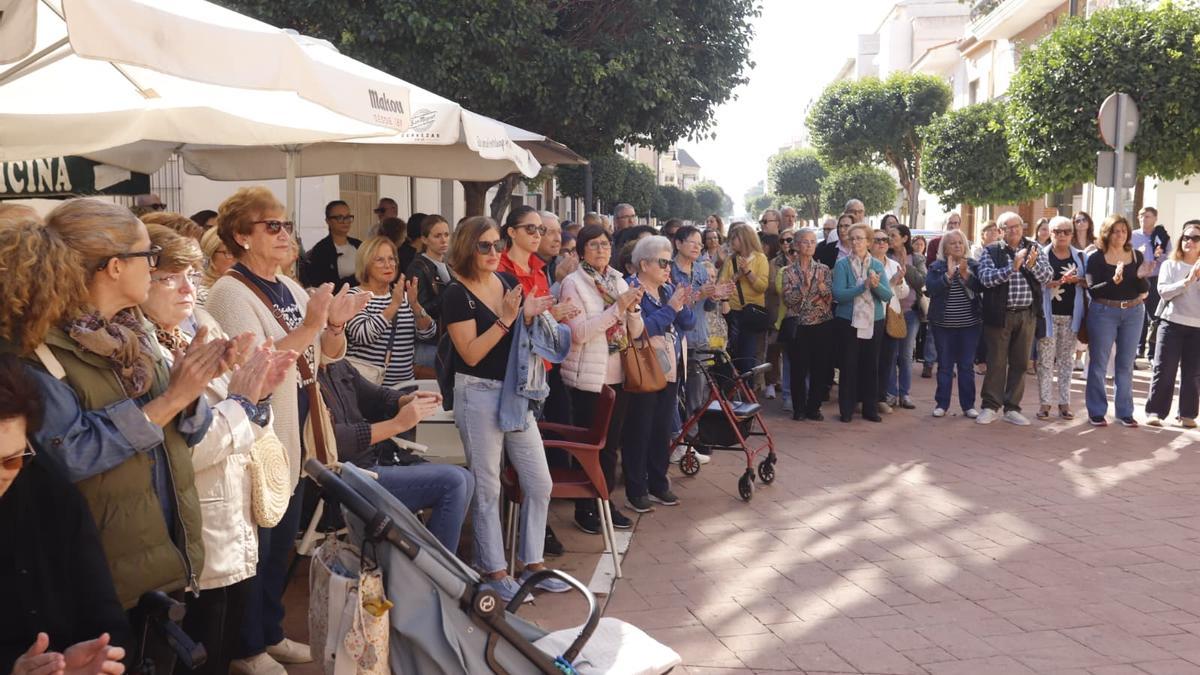 Decenas de personas se concentran a las puertas del ayuntamiento de l'Alcúdia para recordar la catástrofe.