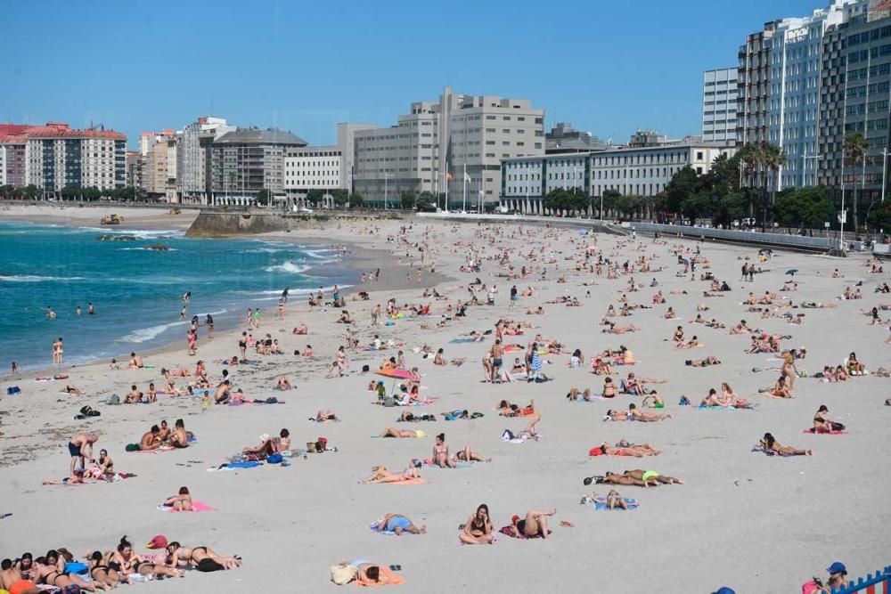 Los coruñeses vuelven a la playa con el inicio de la fase 2 y las altas temperaturas