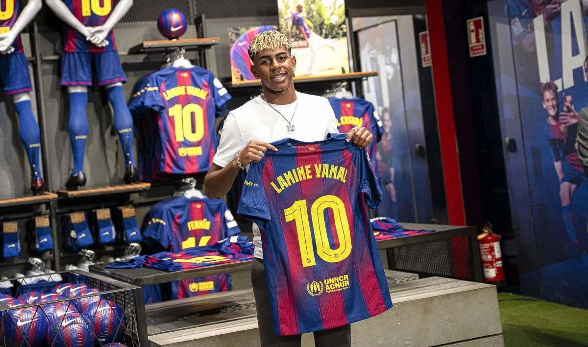 Lamine Yamal celebra en un acto de renovación su firma de contrato hasta 2031