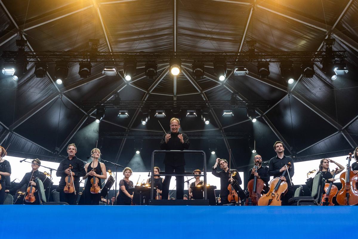 La Orquesta Sinfónica de Barcelona y Nacional de Cataluña (OBC), dirigida por Ludovic Morlot, presenta en una nueva edición de "Clàssica a la platja"