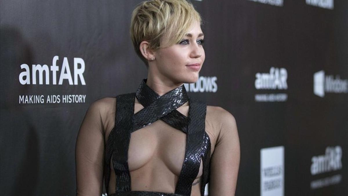 Miley Cyrus posa en el 'photocall' de la gala anFAR