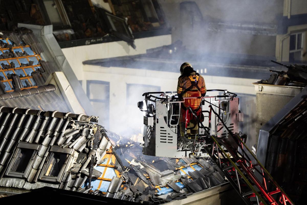 Els serveis d'emergència treballen a la zona del gran incendi d'Utrecht