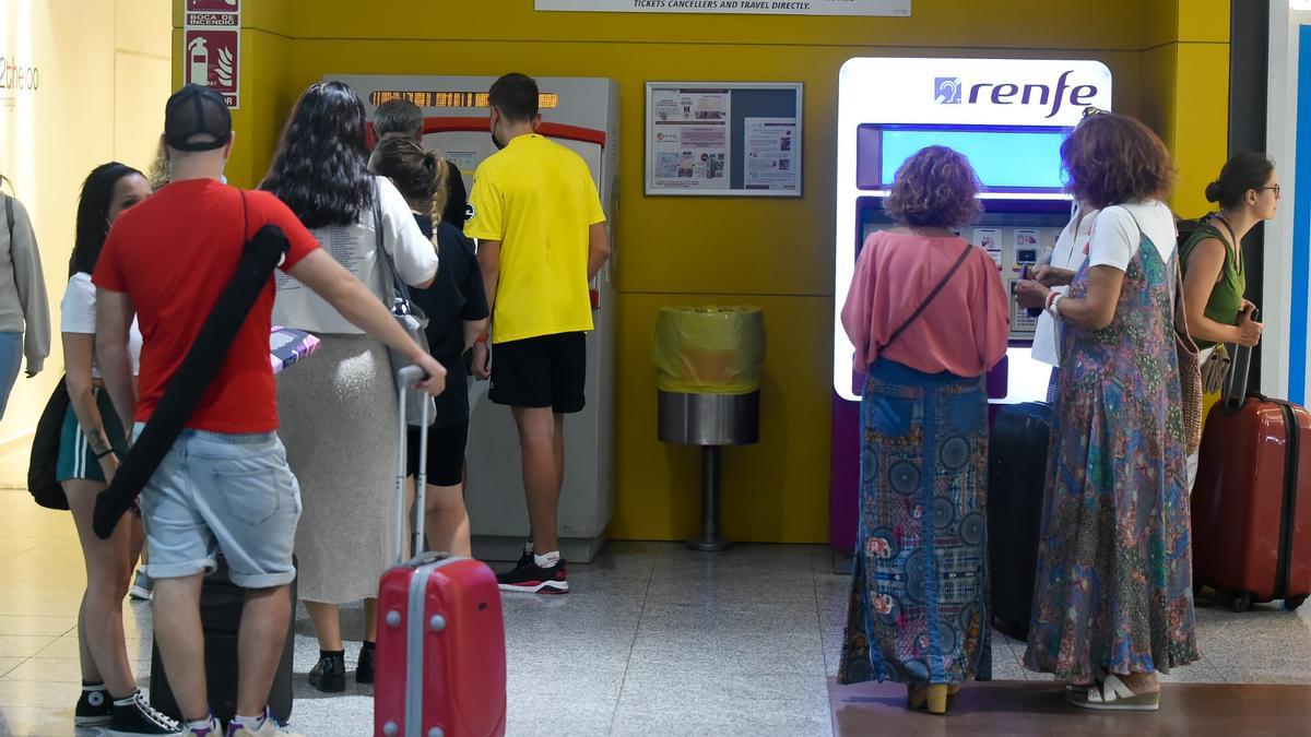 Ya se pueden adquirir los nuevos abonos gratuitos del Cercanías en la estación María Zambrano