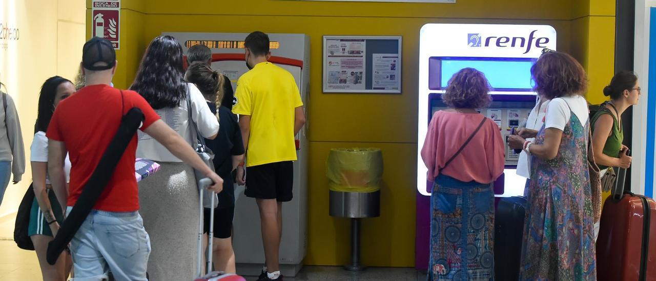 Ya se pueden adquirir los nuevos abonos gratuitos del Cercanías en la estación María Zambrano