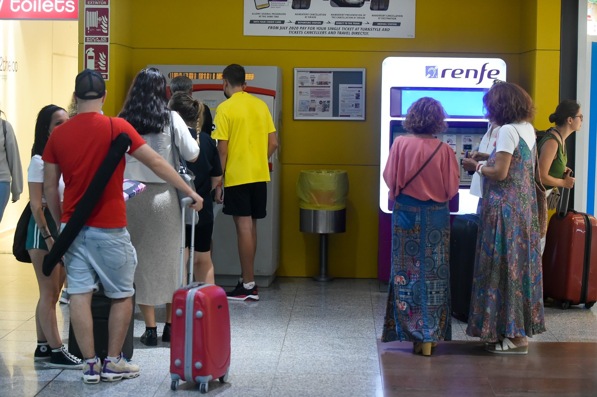 Ya se pueden adquirir los nuevos abonos gratuitos del Cercanías en la estación María Zambrano