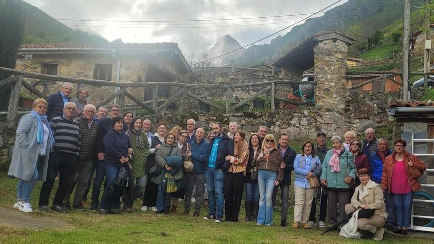 En busca de las raíces en Las Ubiñas: cuarenta descendientes de Manuel Delgado, madreñero nacido en Tuiza de Arriba en 1870, se reunieron para conocer la vida de sus ancestros familiares