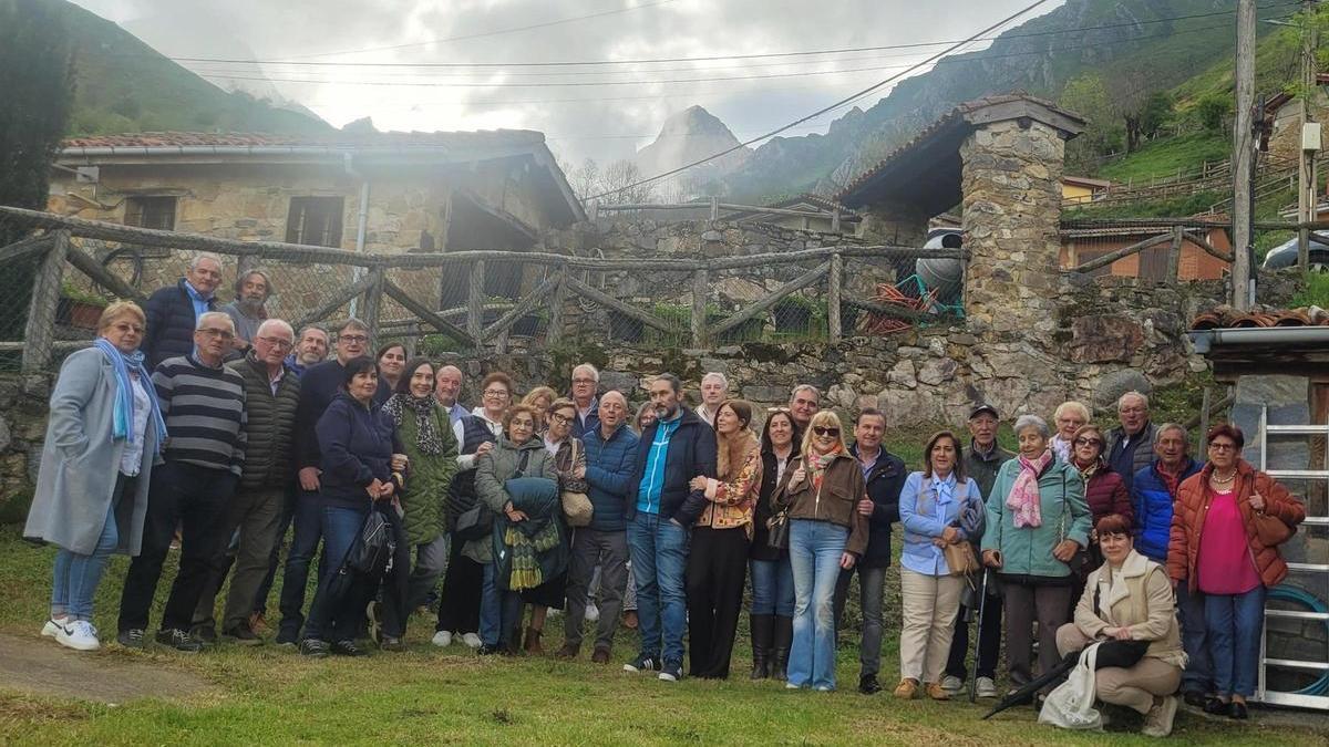Descendientes del madreñero Manuel Delgado posan en Tuiza de Arriba con el pico del Portillín de fondo.