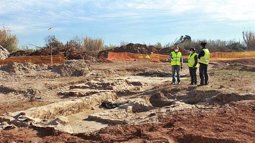 Visita a los trabajos de excavación que realizan en Sant Gregori. | MEDITERRÁNEO