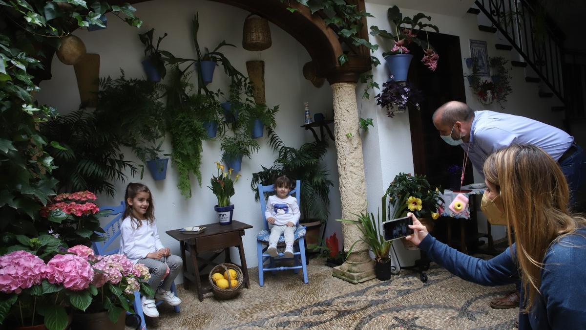 Patio de Martín de Roa 2, en el Alcázar Viejo, que recibió ayer a 1.200 personas.