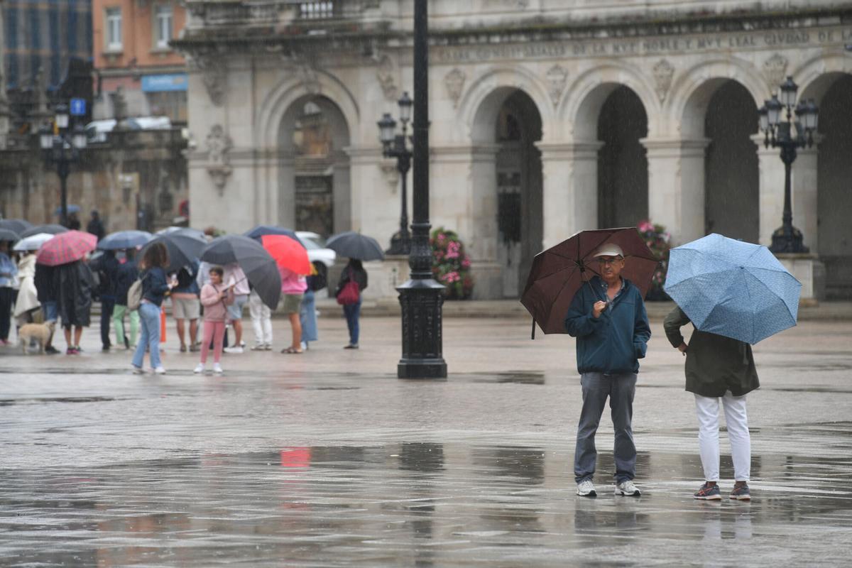 Calles mojadas y paraguas este miércoles de alerta naranja por lluvias en A Coruña. Calles mojadas y paraguas este miércoles de alerta naranja por lluvias en A Coruña.