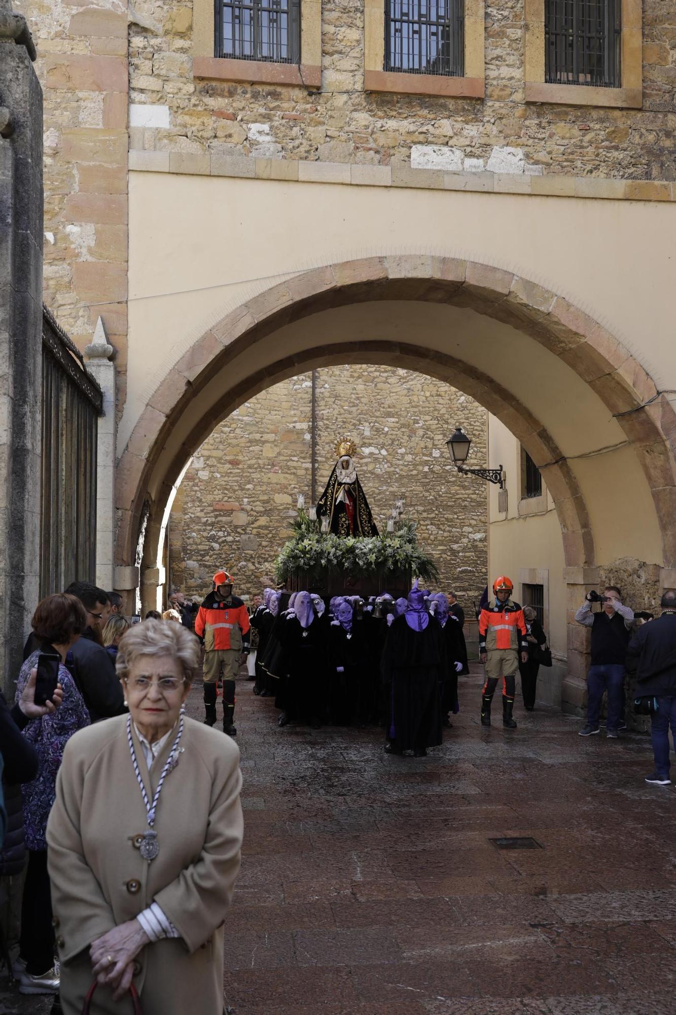 La Dolorosa atraviesa el Oviedo Antiguo: así fue la procesión de la Soledad