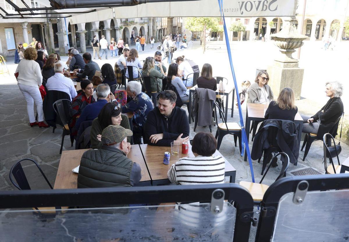 Ambiente en una terraza de Pontevedra durante la Semana Santa. | GUSTAVO SANTOS