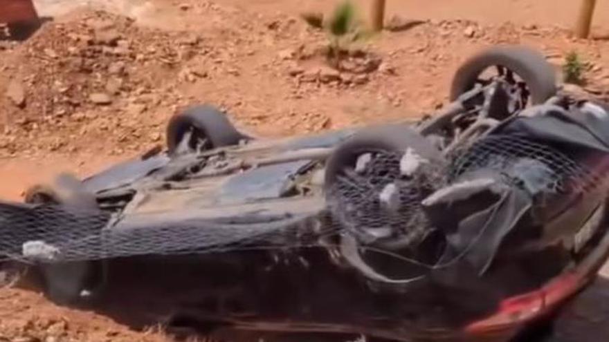 Un vehículo se despeña y cae por un terraplén en Mijas