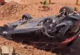 Un vehículo se despeña y cae por un terraplén en Mijas