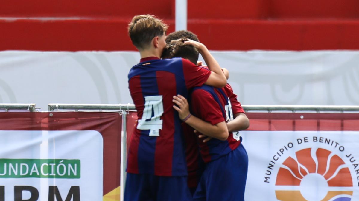 Los jugadores del Infantil B del Barça celebran el primer tanto ante la Real Sociedad