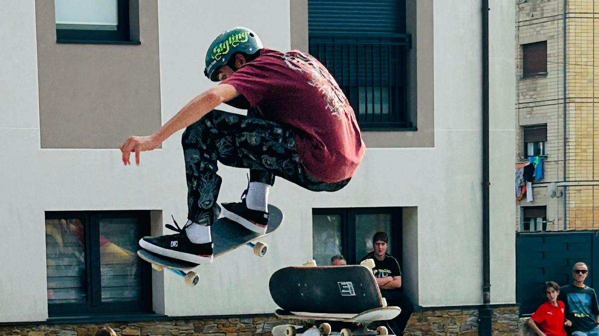 Uno de los "skaters" que participaron en la exhibición de la tarde.