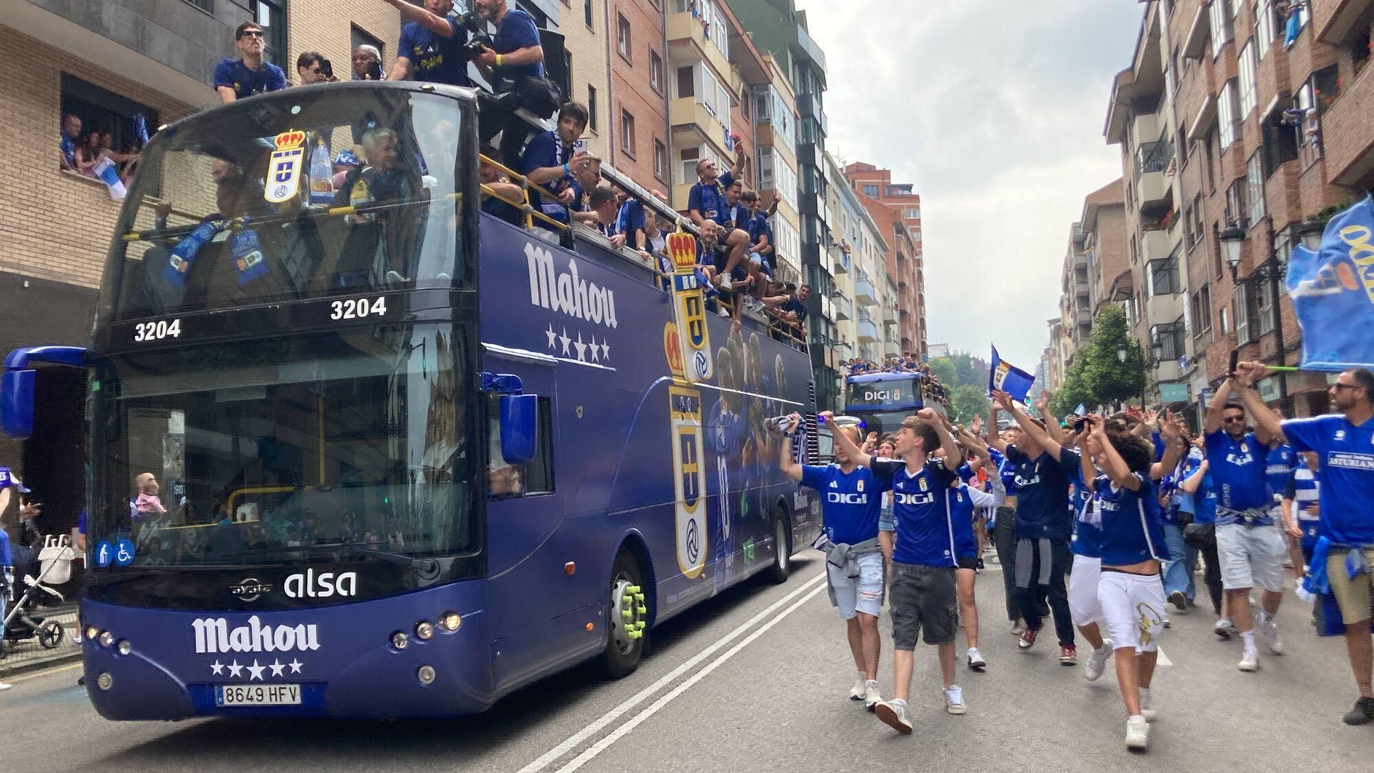 Locura azul en las calles de Oviedo para celebrar el ascenso del equipo a Primera División
