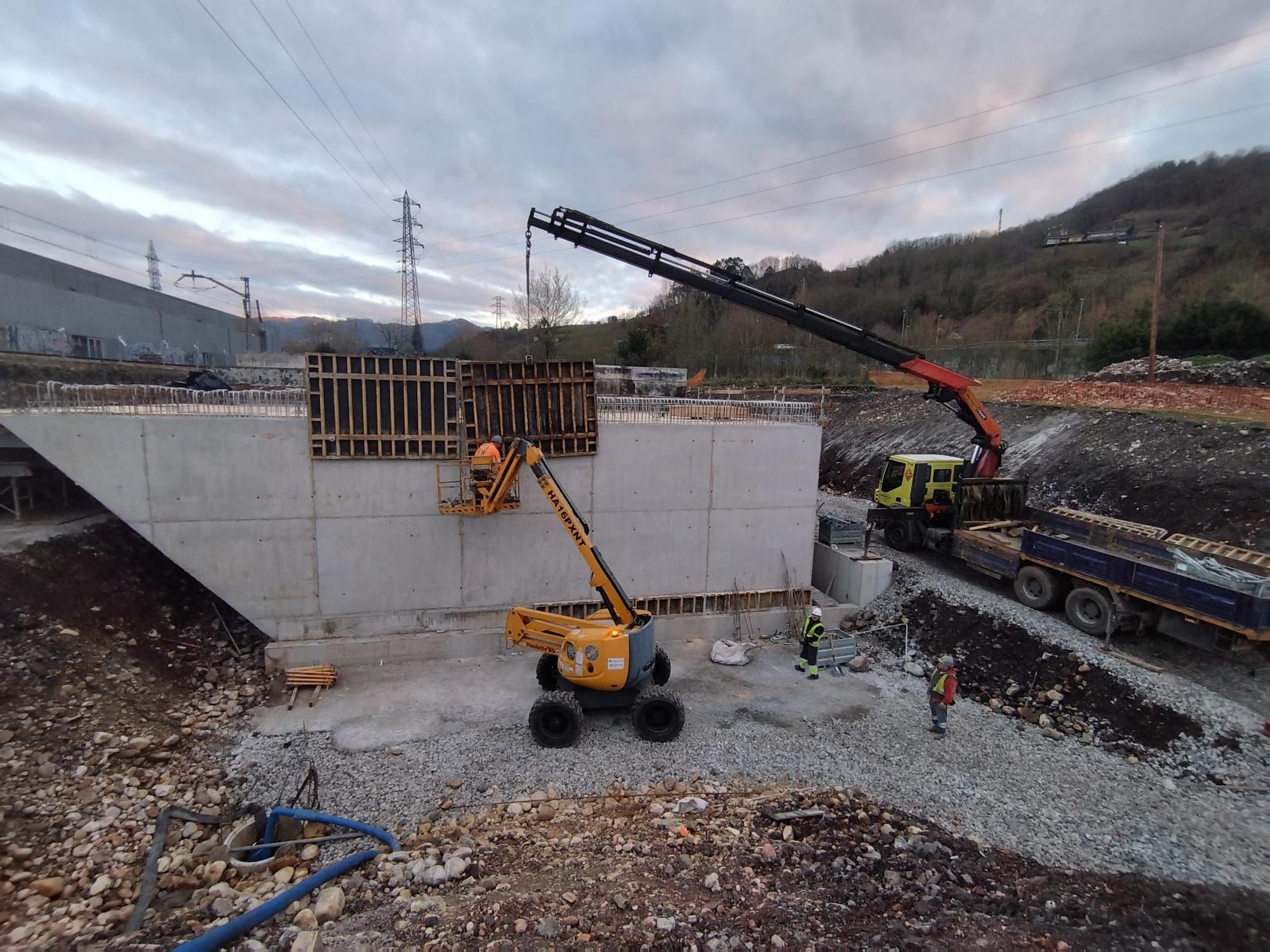 Obras de acceso al futuro ferial de talleres del Conde, en Langreo