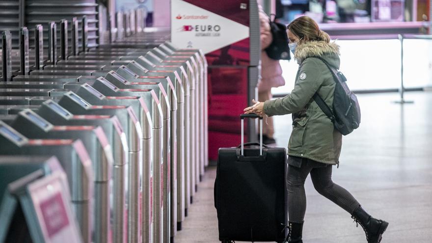 La OCU anima a denunciar a la aerolíneas por el cobro de suplementos por las maletas de cabina