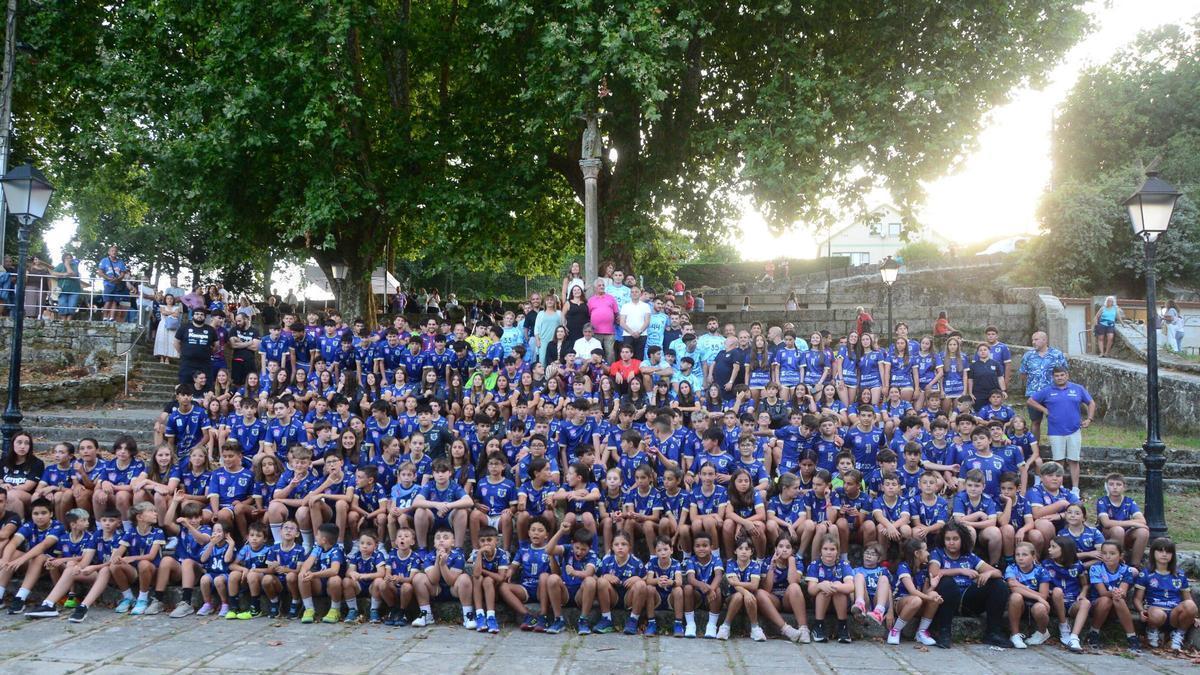 Jugadores y cuerpo técnico de todos los equipos del Cangas junto a las autoridades en una fotografía de familia.