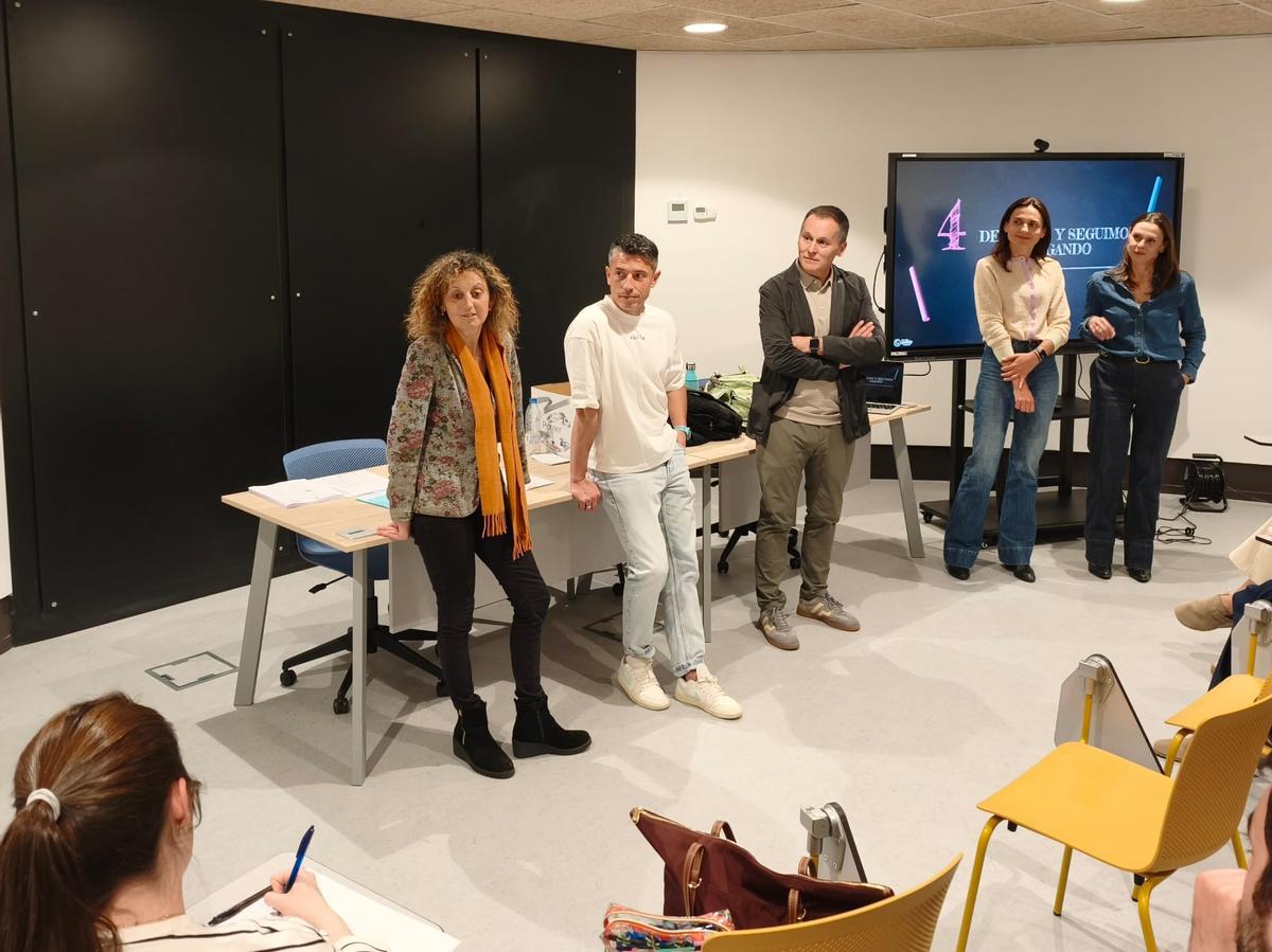Un momento de la visita, con la consejera de Educación, Eva Ledo, a la izquierda.