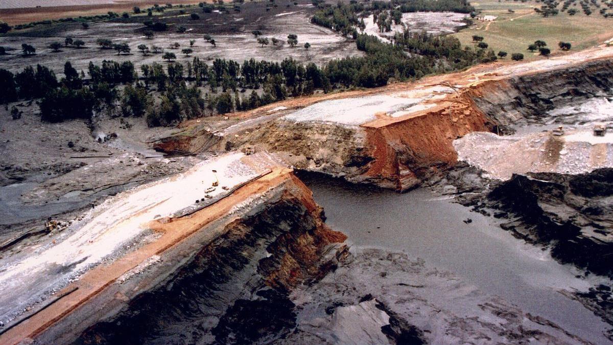 La balsa de la mina de Aznalcóllar reventó el 25 de abril de 1998 y ocasionó un vertido de lodo tóxico que contaminó 4.400 hectáreas de suelo.