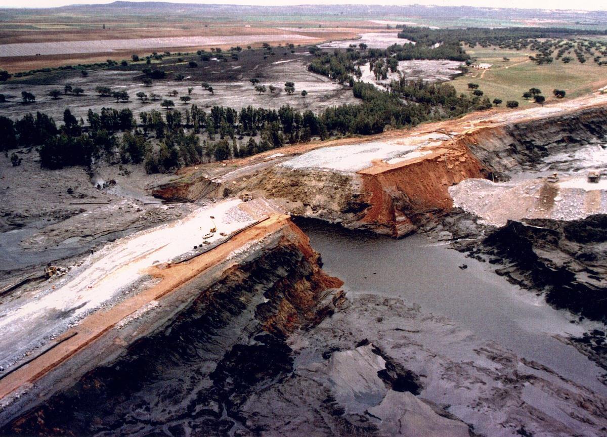 La balsa de la mina de Aznalcóllar reventó el 25 de abril de 1998 y ocasionó un vertido de lodo tóxico que contaminó 4.400 hectáreas de suelo.