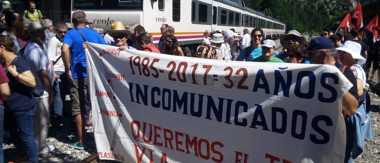 Zamoranos, con la pancarta reivindicativa sobre la reapertura del tren de la Vía de la Plata en 2017.