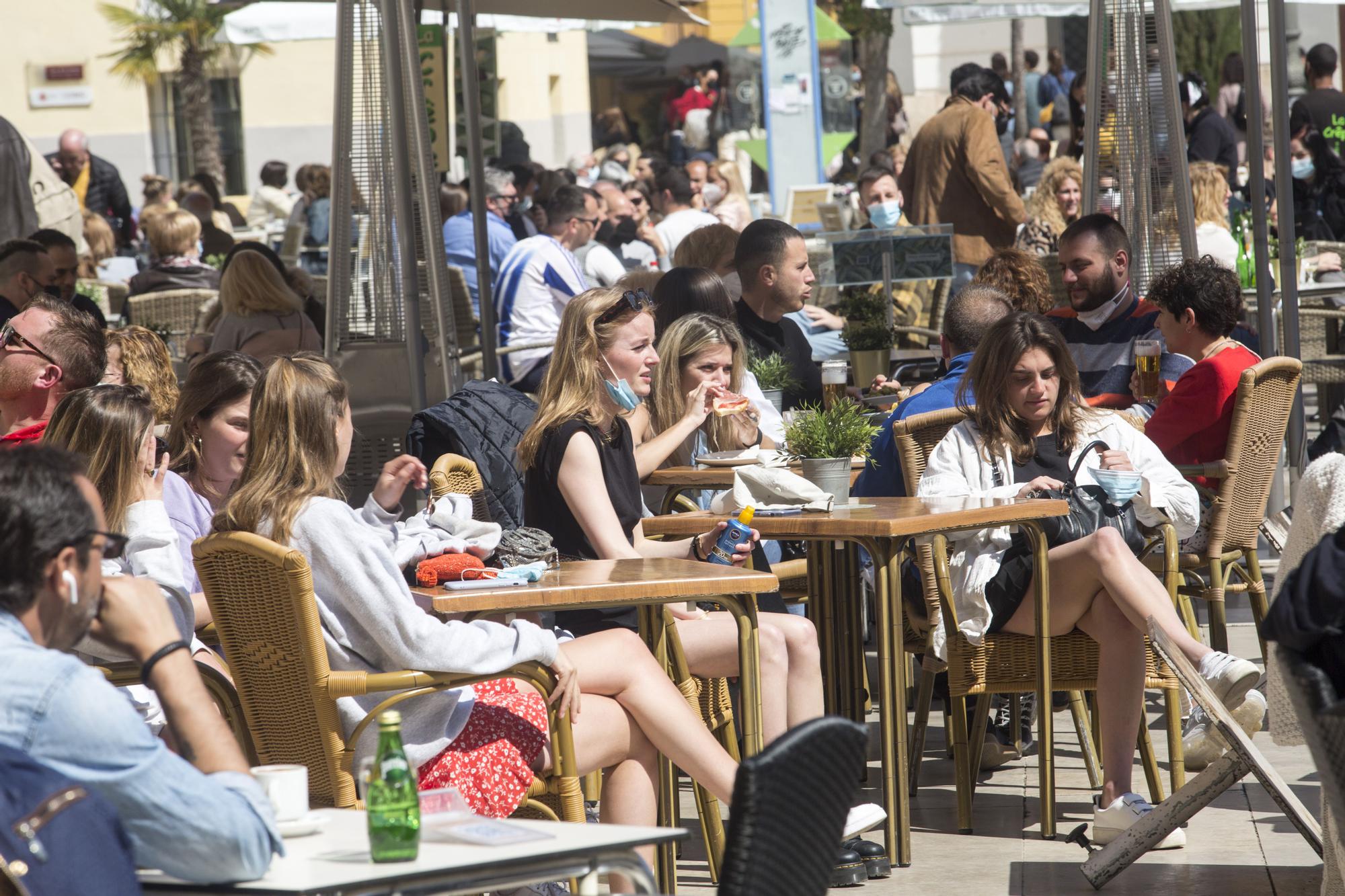 El sol y las buenas temperaturas abarrotan València