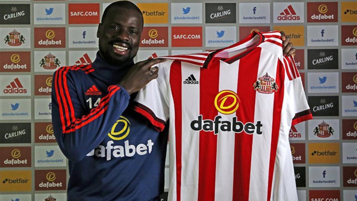 Eboué posó radiante con la camiseta del Sunderland