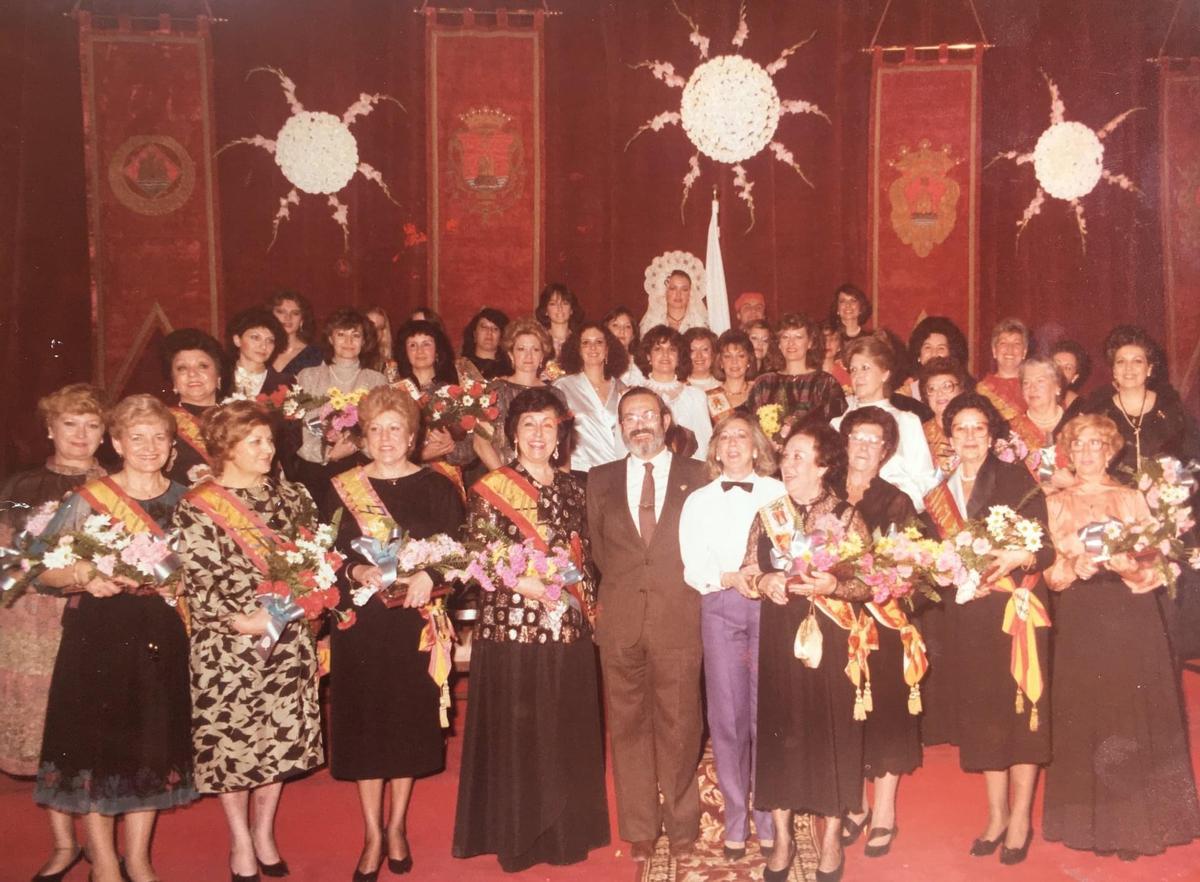 Mari Carmen, de pantalón lila, en en el teatro principal con el alcalde Jose Luis Lassaleta y todas las Belleas del Foc hasta 1984
