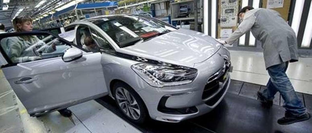 Línea de fabricación del DS5 en la planta francesa de Sochaux. // PSA