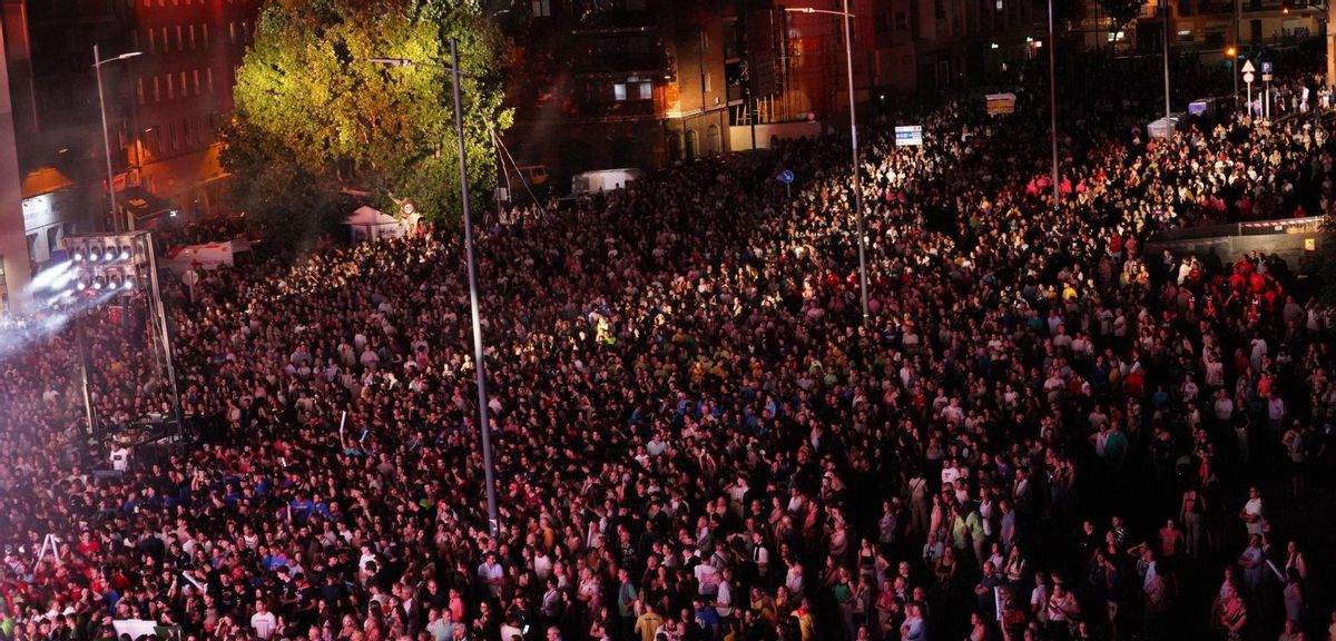 Público asistente en la avenida de la Feria a la actuación de la orquesta La Misión durante las pasadas fiestas de San Pedro en Zamora. | JOSÉ LUIS FERNÁNDEZ (ARCHIVO)