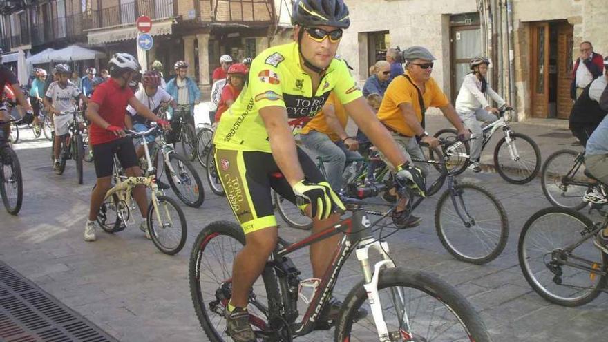 Decenas de aficionados recorren las calles de la ciudad en la marcha clicloturista