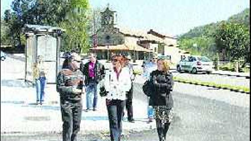 La alcaldesa de Langreo y varios concejales recorren el distrito de Riaño.