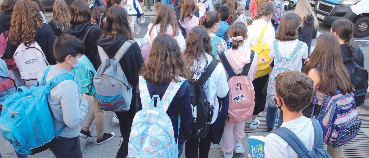 Un grupo de escolares a la salida del colegio.