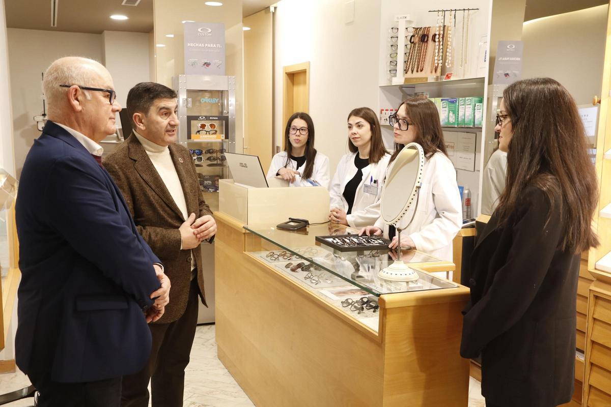 Eladio Santos y Pedro Blanco, este jueves, el una óptica ourensana