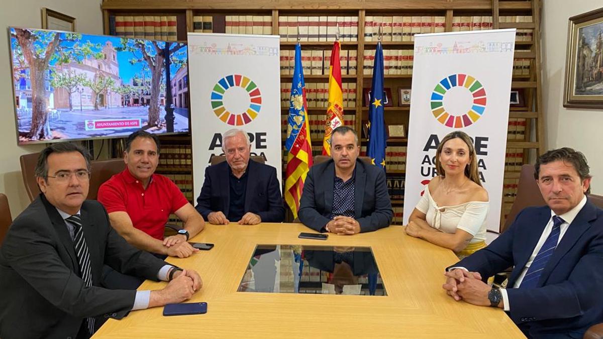 La reunión de los representantes de CEDELCO con el alcalde de Aspe.