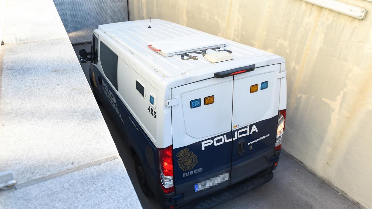 Un furgón de la Policía Nacional llega a la Audiencia Nacional el mismo día que pasa a disposición judicial el presunto autor del ataque mortal en Algeciras.