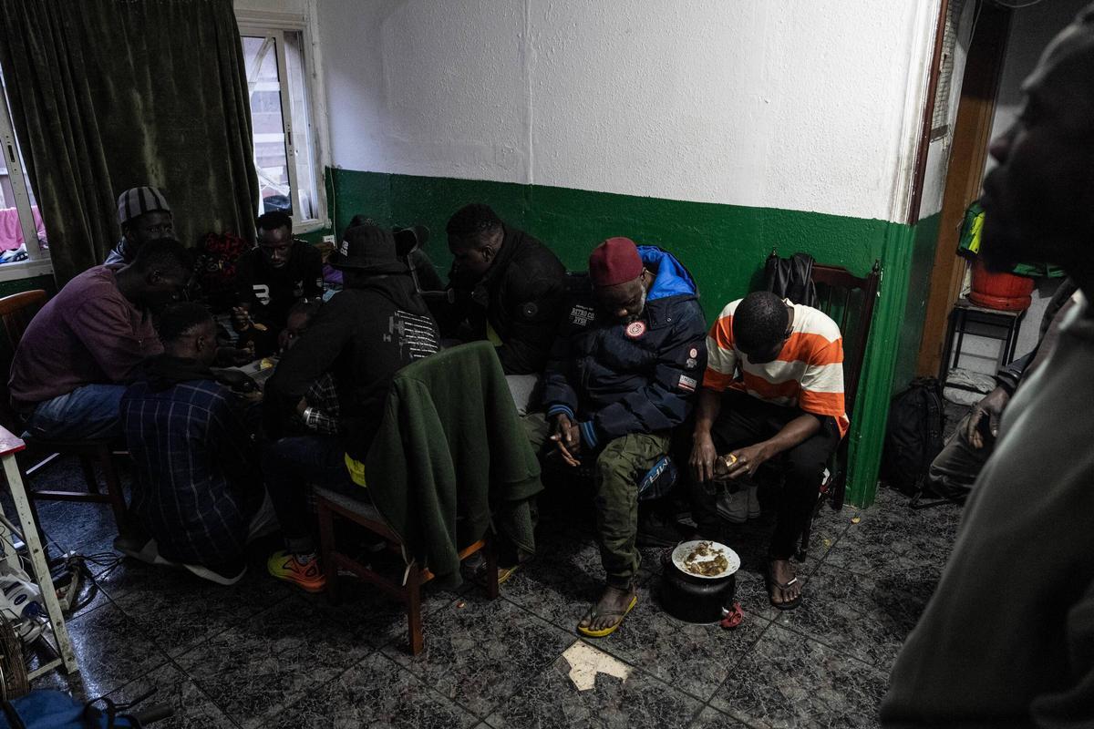 Inmigrantes africanos, algunos de ellos llegados hace poco a Canarias en patera, en un piso del barrio del Besòs, en Barcelona.