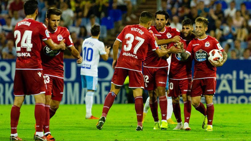 Víctor, de espaldas, felicita a Cartabia (derecha) por su gol en Zaragoza. | lof